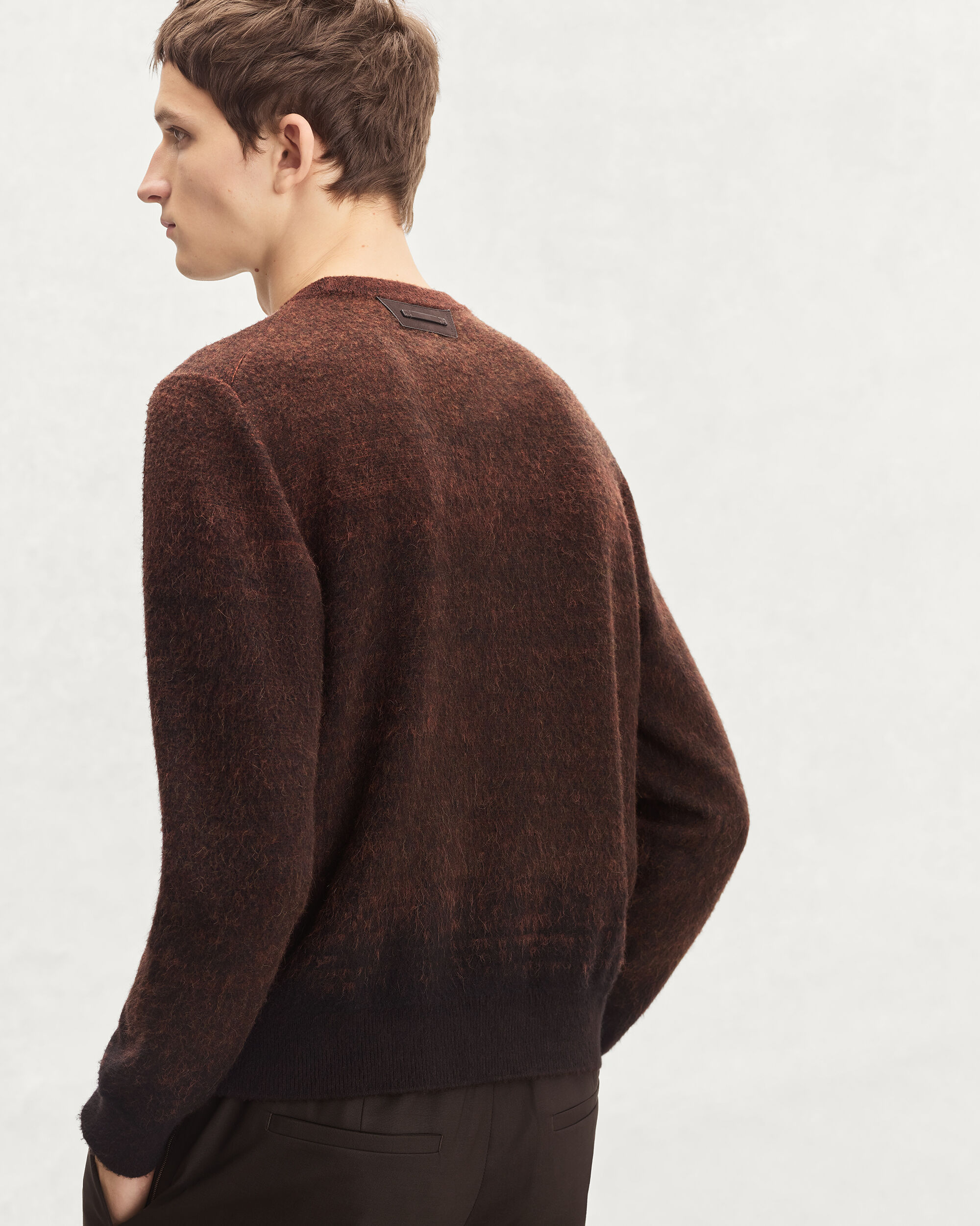 レザーディテール ブラッシュド パティーヌ クルーネック