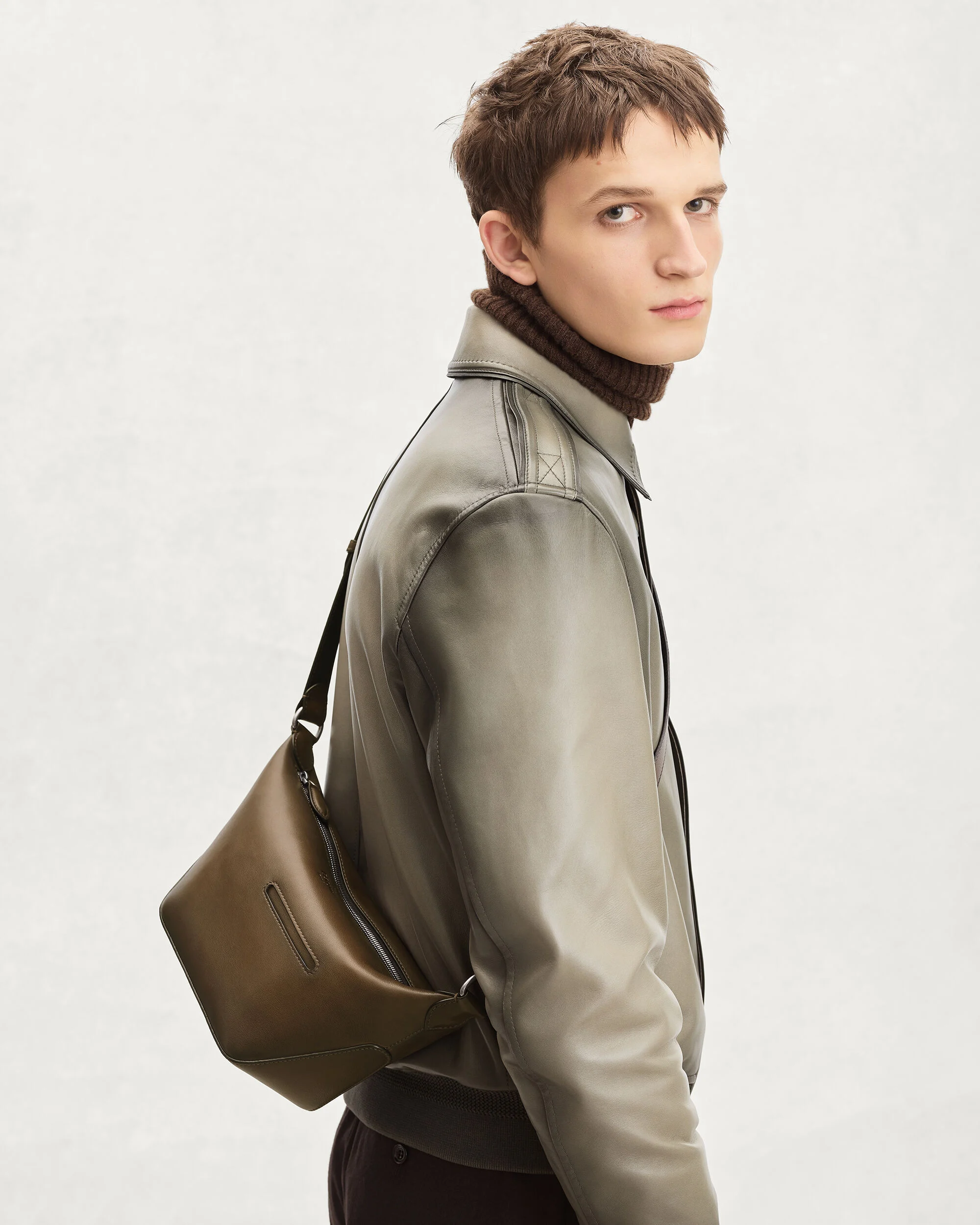 トゥジュール ソフト ジップ ホーボー XS メッセンジャー, Dark Kaki, hi-res