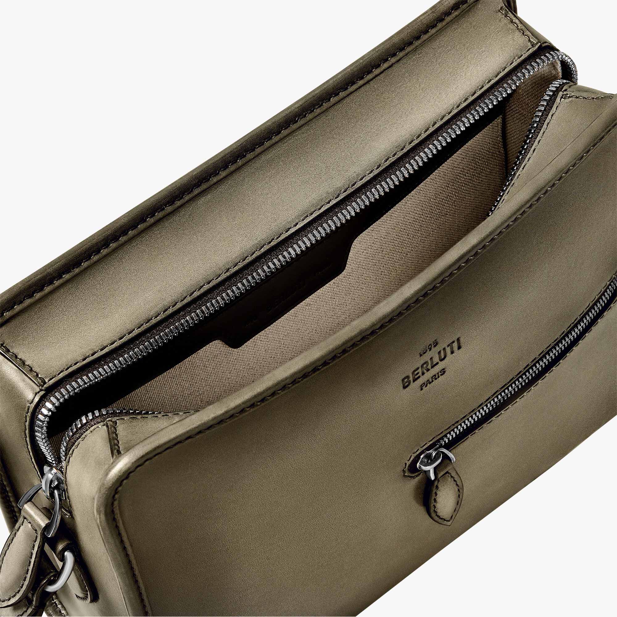 【完売必至】Berluti Journalier Small メッセンジャーバッグ Journalier Leather Messenger | Berluti US