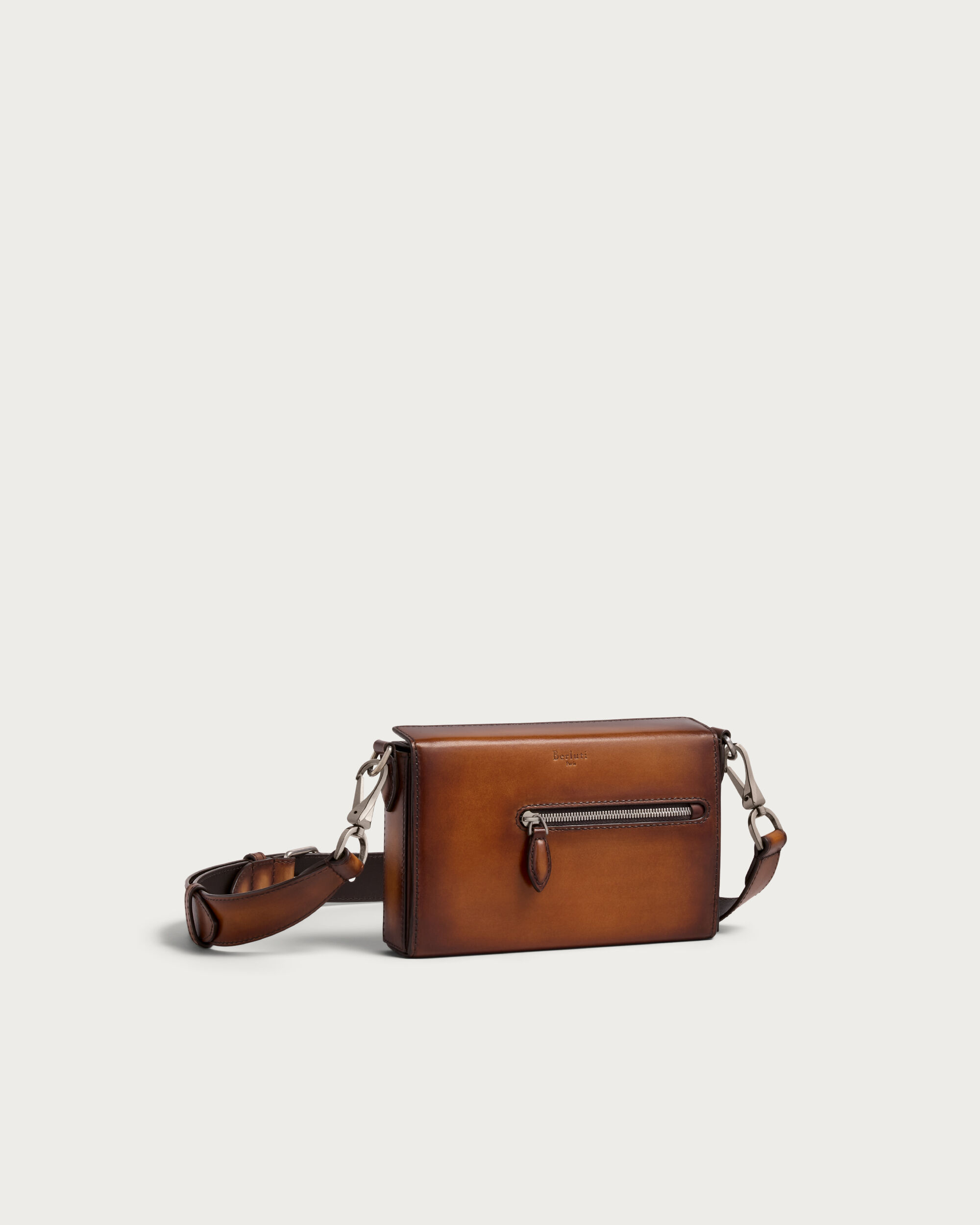BERLUTI メッセンジャー レザー　ベネチアレザー　アイスブラウン エミーオ メッセンジャー | ベルルッティ JP