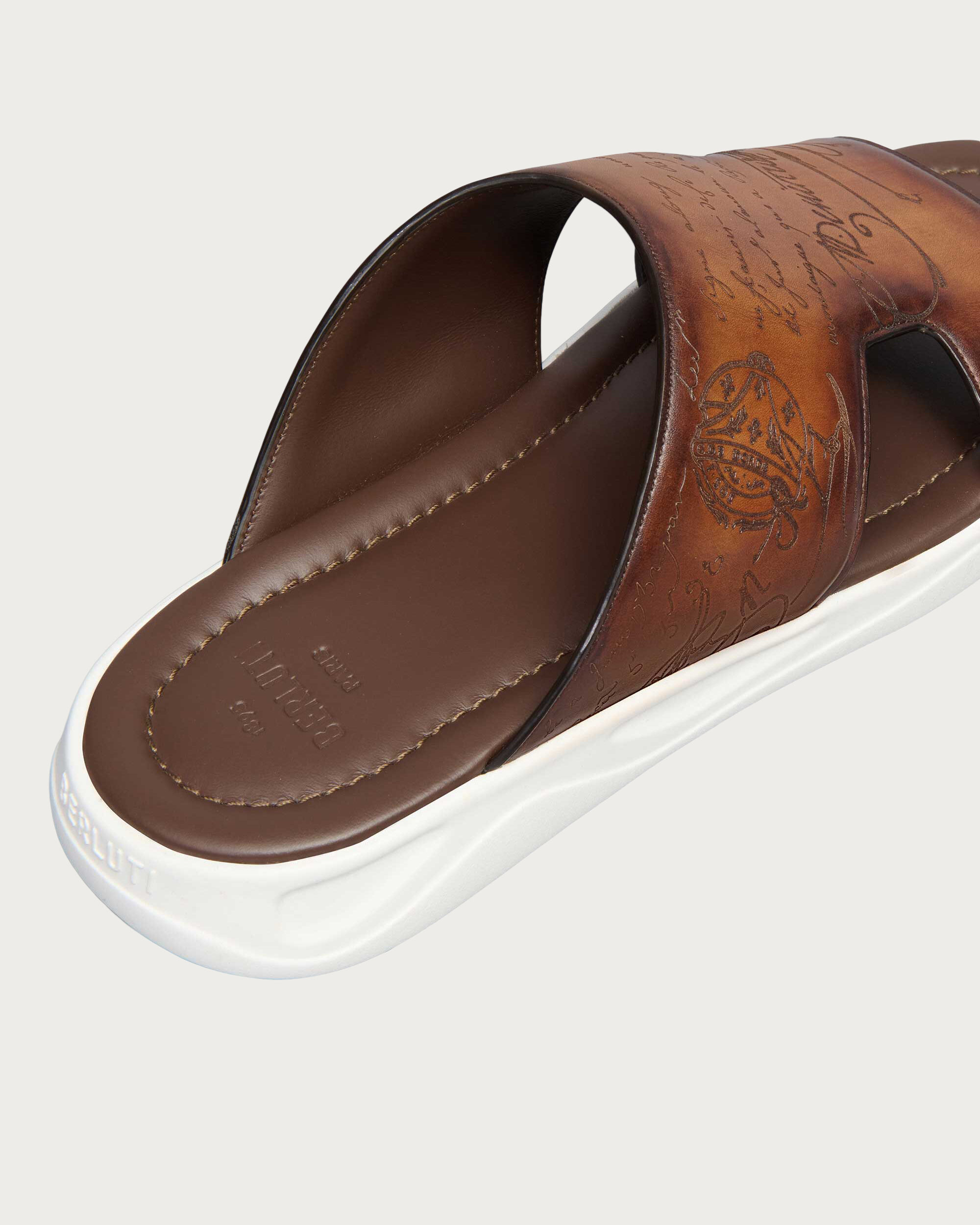 Berluti ベルルッティ シャドウ カリグラフィ レザー サンダル ブラウン メンズ シャドウ サンダル | ベルルッティ JP
