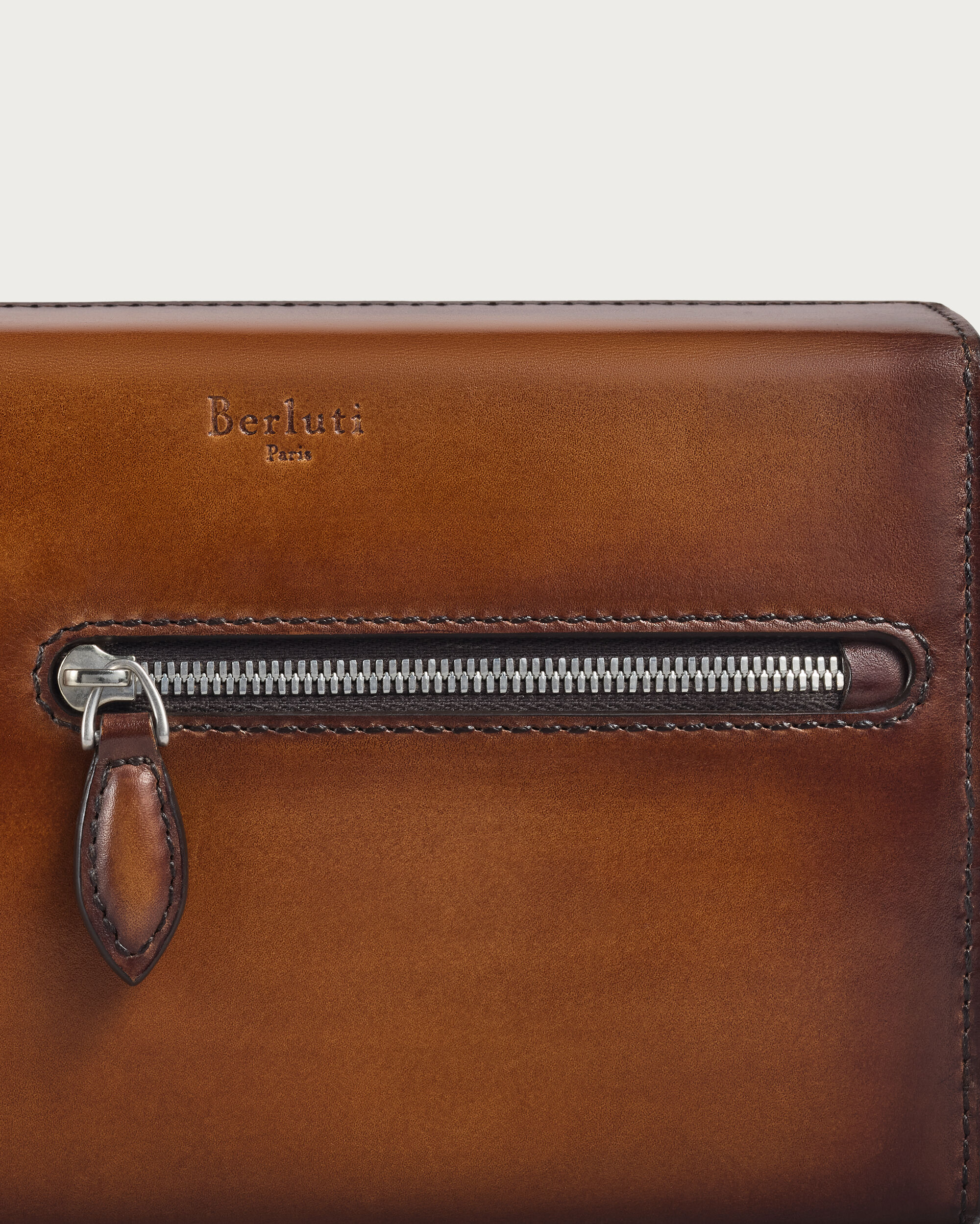 BERLUTI メッセンジャー レザー　ベネチアレザー　アイスブラウン エミーオ メッセンジャー | ベルルッティ JP