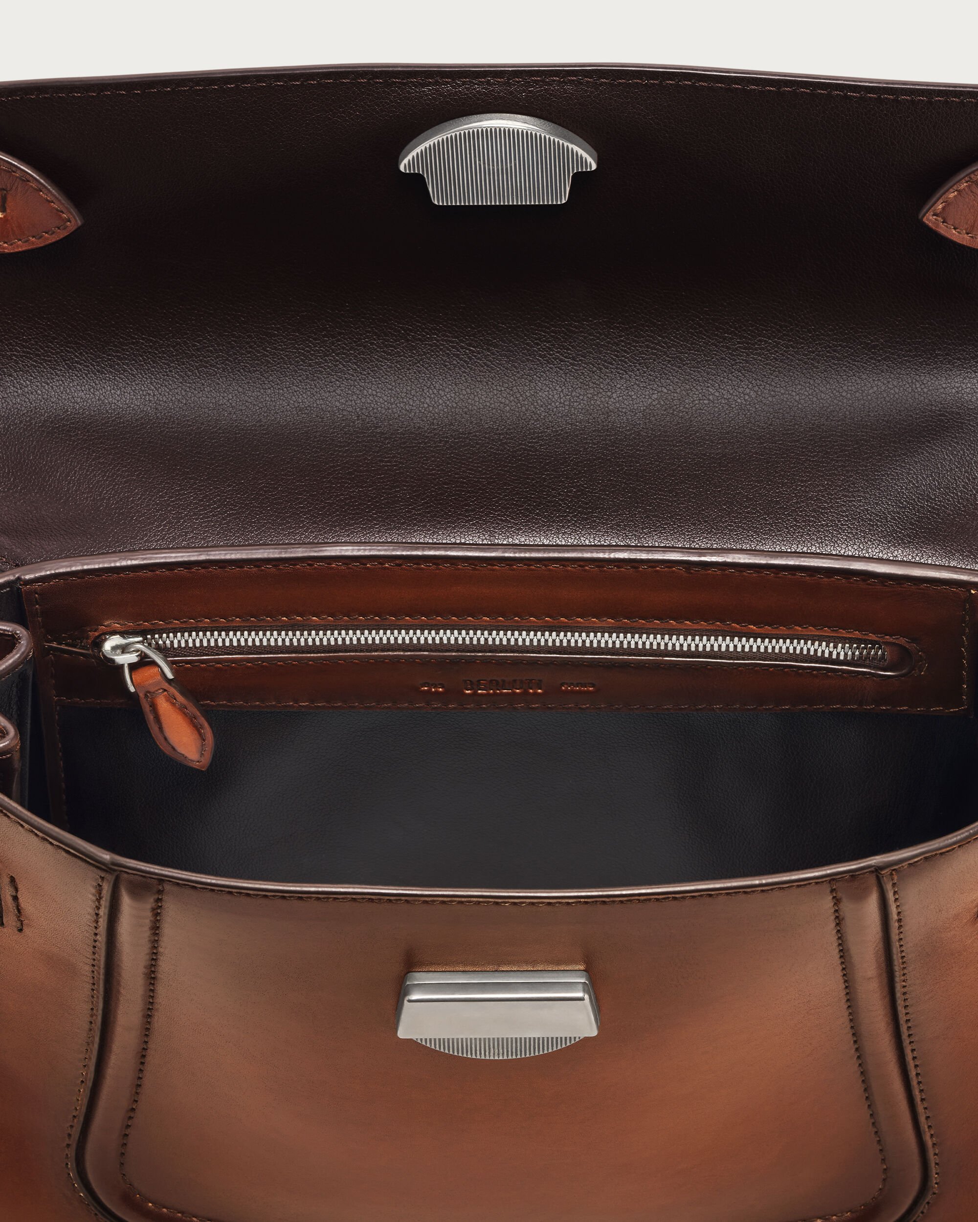 Berluti ブラウンレザー クロスボディバッグ 品格が深まる》BERLUTI レザー クロスボディ バッグ ブラウン