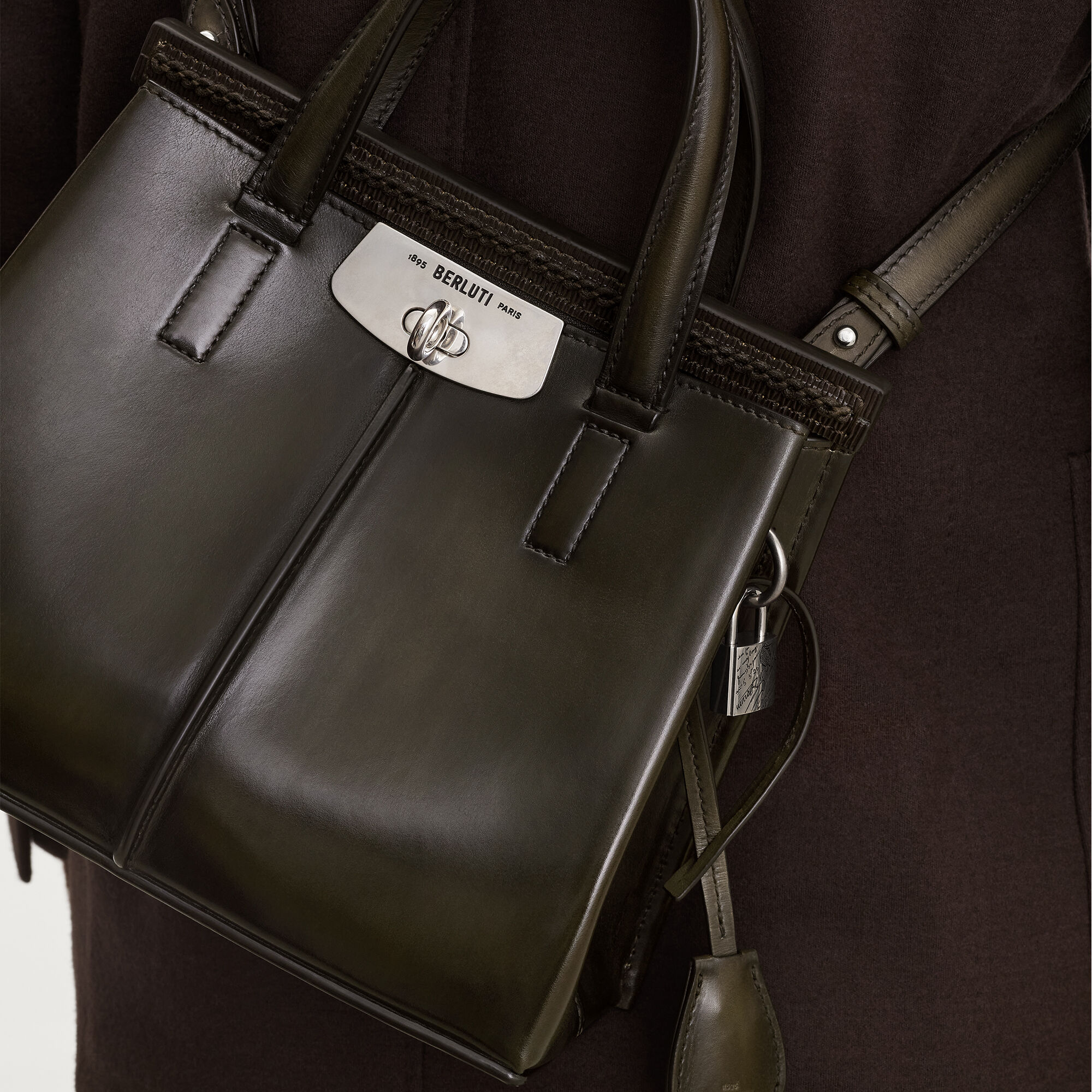 ルティ 25 レザー メッセンジャー | ベルルッティ JP