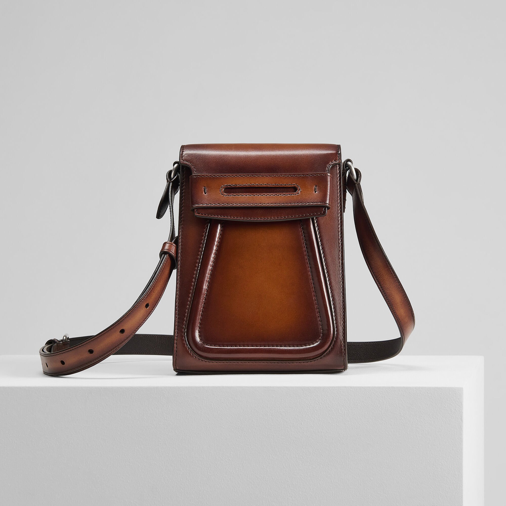 BERLUTI レザーフォンポーチ 関税送料込み アンディ フォン ポーチ レザー メッセンジャー | ベルルッティ JP