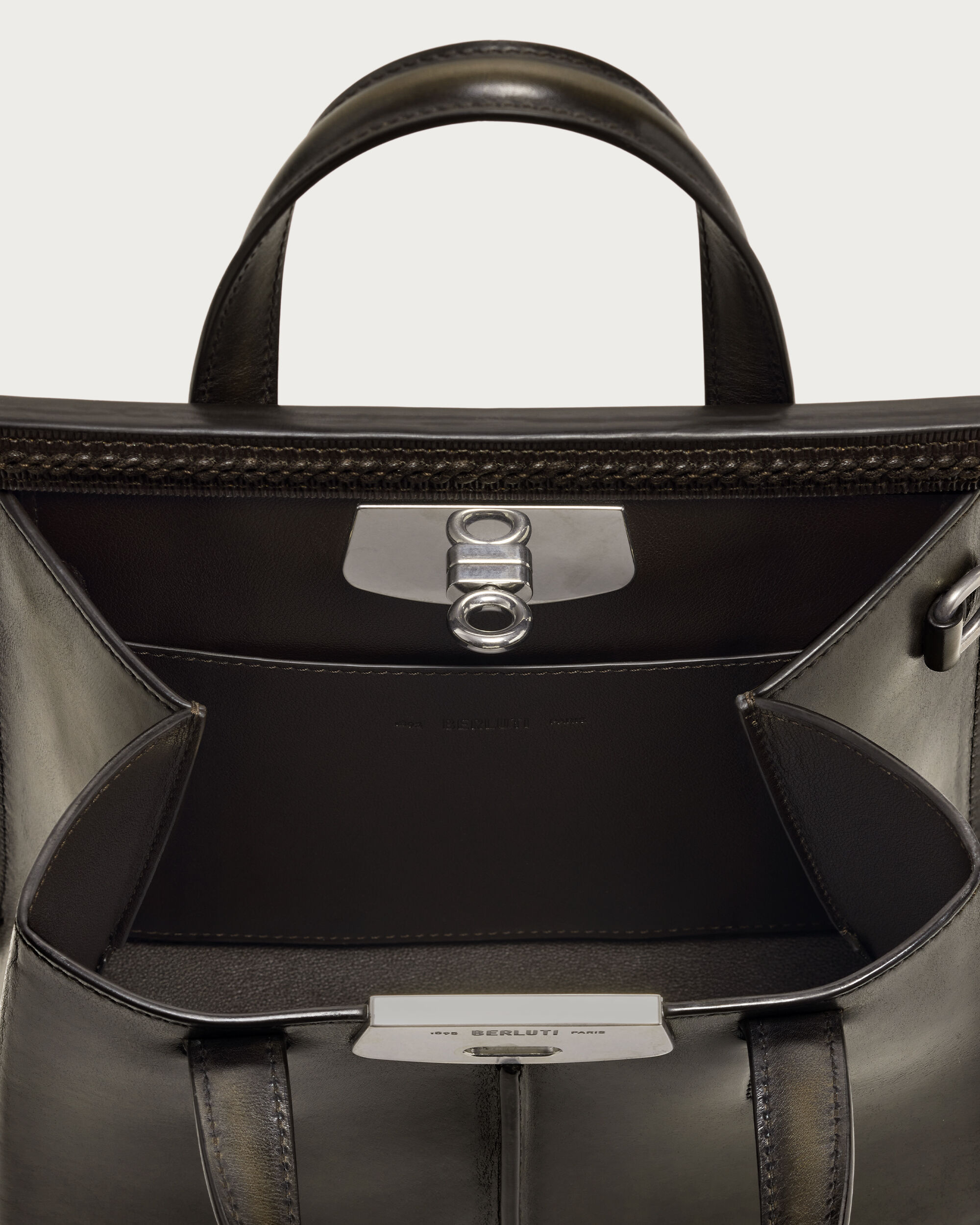 ルティ 25 メッセンジャーバッグ | ベルルッティ JP