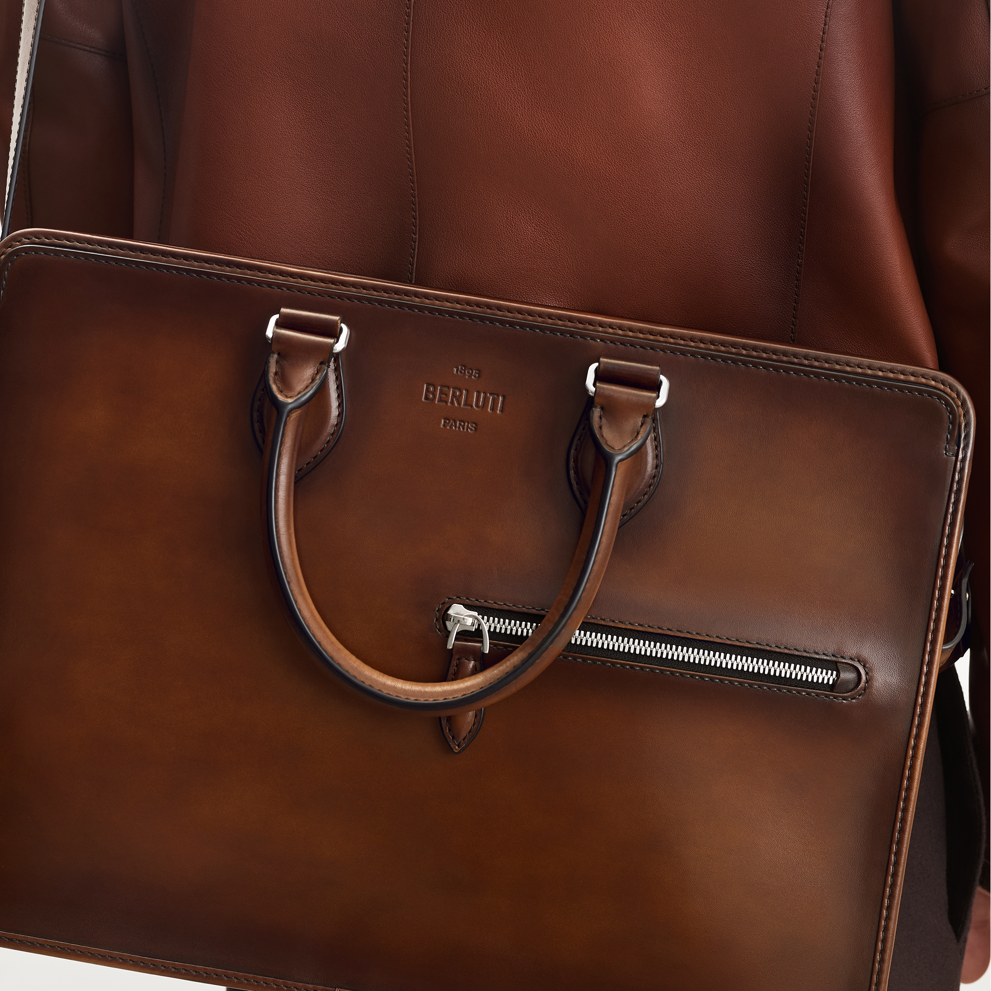 上質【BERLUTI】Un Jour Scritto メッセンジャーバッグ 25SS新作 ルティ 25 レザー メッセンジャー | ベルルッティ JP