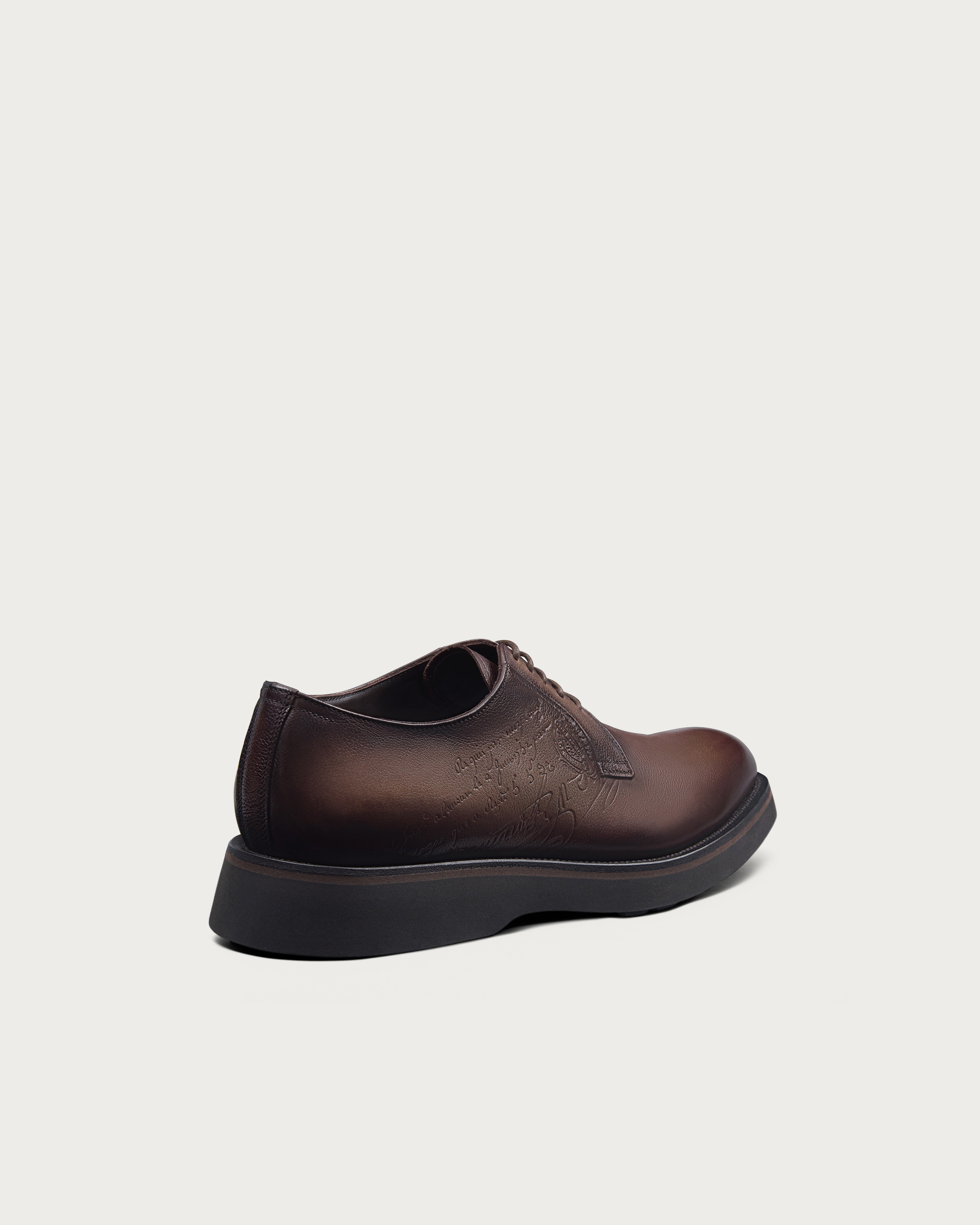 BERLUTI メッセンジャー レザー　ベネチアレザー　アイスブラウン 秋冬コレクションの新色「アイスブラウン」が到着！深みのある色をぜひ