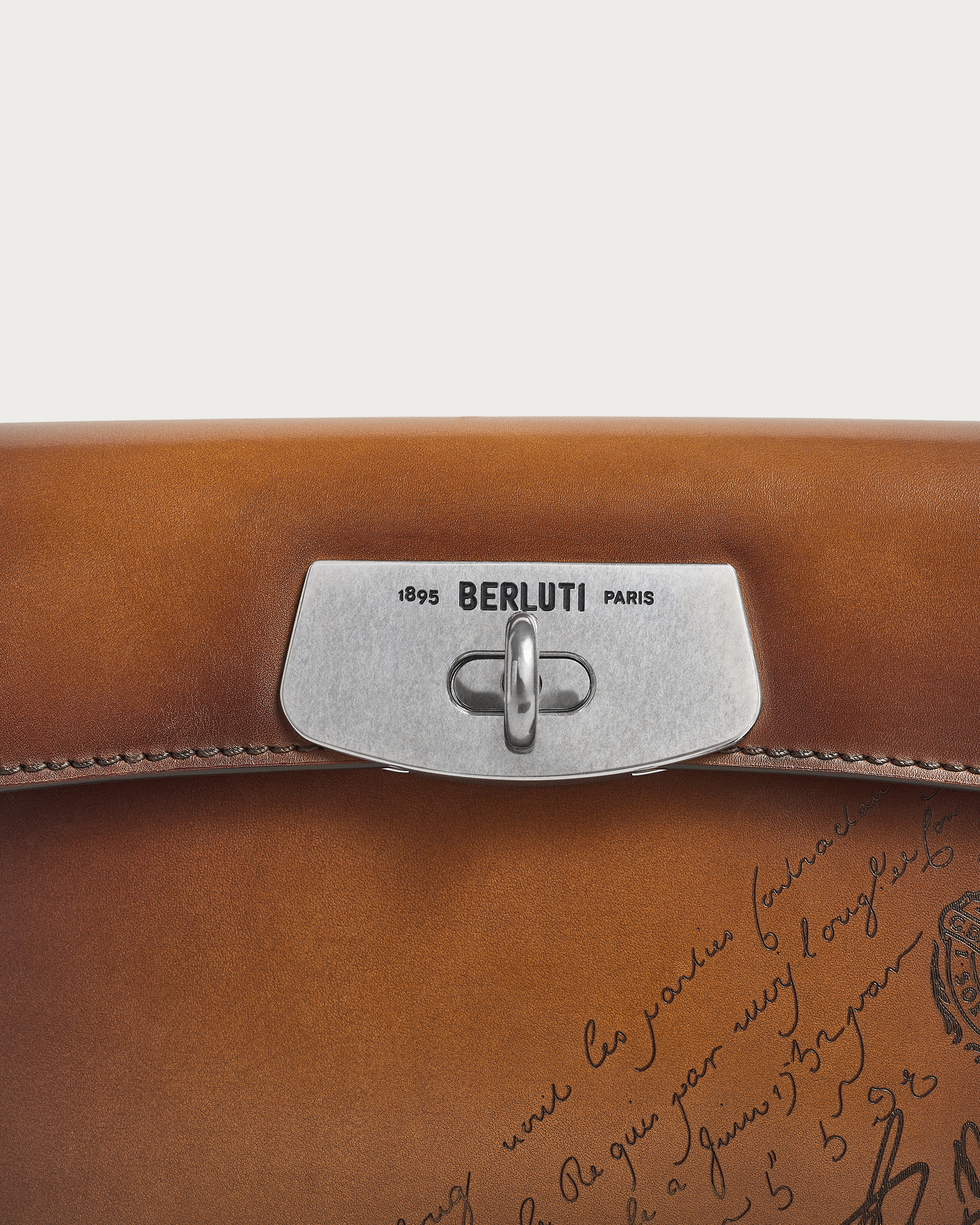 エミーオ ポーチ オン ストラップ メッセンジャー | ベルルッティ JP